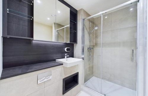 Marlborough Apartment | Luxury & Bright Apartment-Near Tube & Shops -Gym Access