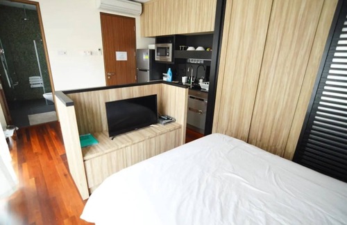 Bedok House | Luxury & Bright studio room SEN-4 with shared pool