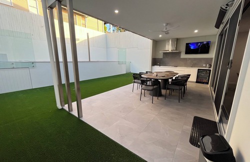 Wynnum House | Luxury build 4-bedroom house in wonderful Manly Wheelchair friendly