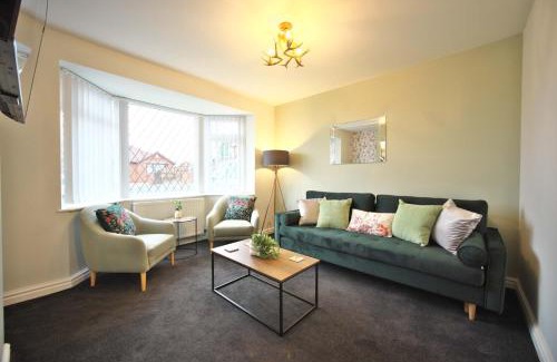 South Elmsall Apartment | Luxury Bungalow, 3 bedrooms, 5 beds, sleeps 8, transport links, parking, Wi-Fi