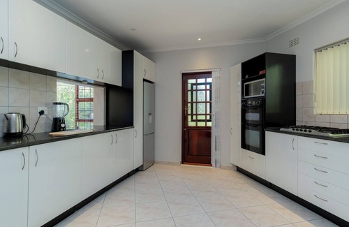 Hout Bay House | Luxury bungalow for 6 close to Cape Town centre and beach.