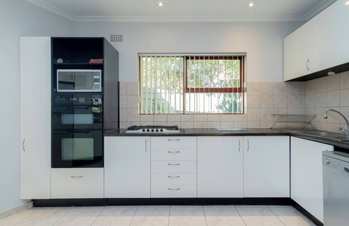 Hout Bay House | Luxury bungalow for 6 close to Cape Town centre and beach.