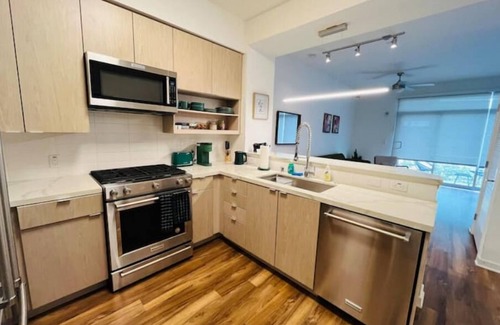 West Hollywood Apartment | Luxury by the Grove and LACMA free parking , gym hot jacuzzi
