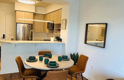 West Hollywood Apartment | Luxury by the Grove and LACMA free parking , gym hot jacuzzi