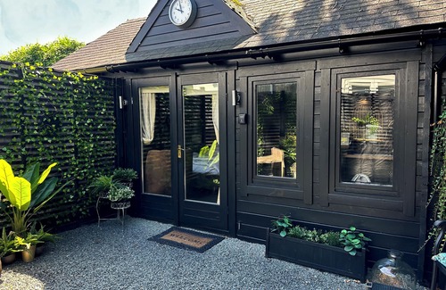 Little Hallingbury Cabin | Luxury Cabin Perfect for Stansted Airport and Short Stays in the Country Side