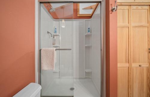 Vein Mountain House | Luxury Cabin 45 Min to Asheville Hot Tub & Fire pit