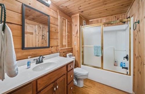 Vein Mountain House | Luxury Cabin 45 Min to Asheville Hot Tub & Fire pit