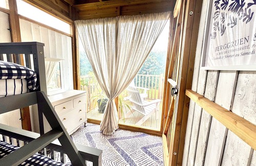 Freathy RV Rental | Luxury Cabin Coastal Luxury: with Private Deck - Ebb & Flow Getaway