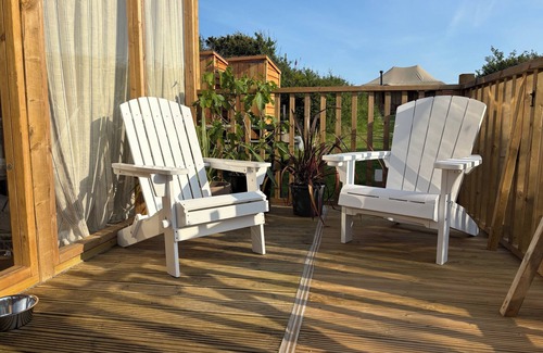 Freathy RV Rental | Luxury Cabin Coastal Luxury: with Private Deck - Ebb & Flow Getaway