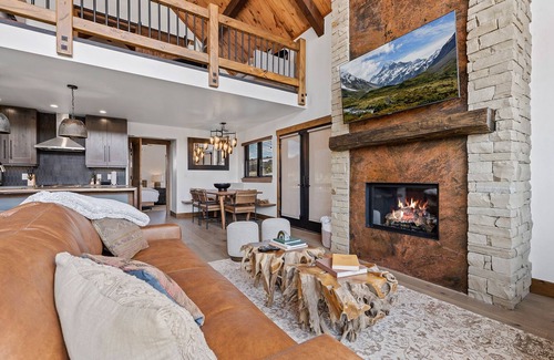 Estes Park Cabin | Luxury Cabin! Fireplace and Jacuzzi!