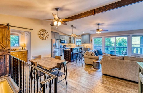 Whiteside House | Luxury Cabin | Hot Tub | Gas Grill | Views
