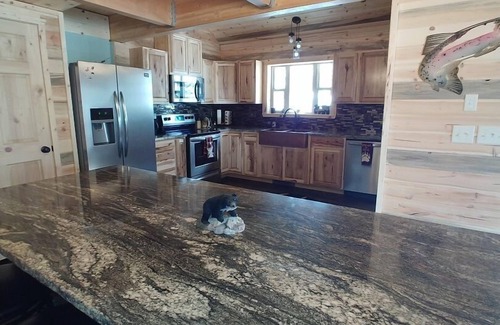 Island Park Cabin | LUXURY CABIN Minutes from West Yellowstone, 3 Bedrooms, Loft, HotTub, WIFI