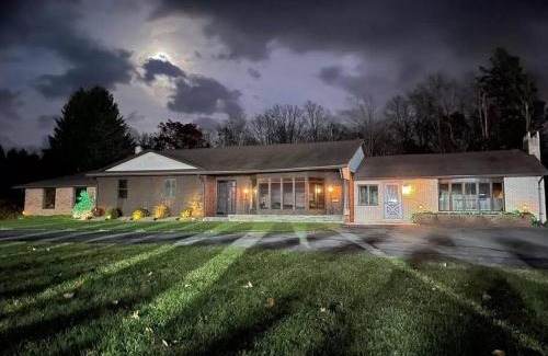 Aquashicola House | Luxury-Cabin Mount View *Gym*Game Room *Fire Place