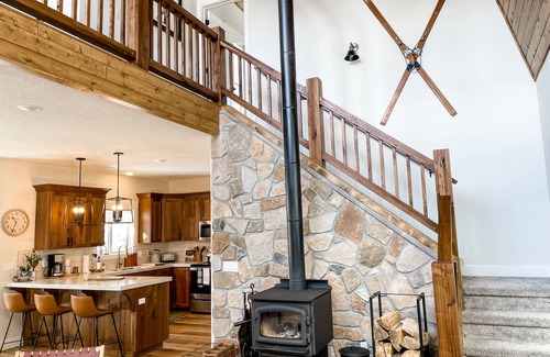 Mammoth Creek Cabin | Luxury Cabin near National Parks w/Hot Tub & Lake