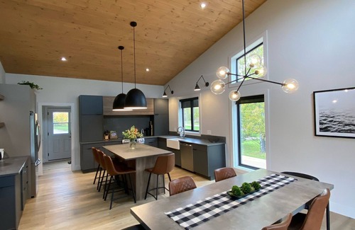 Lac du Bonnet Cabin | Luxury Cabin on the creek, with sauna, in Lac Du Bonnet, Manitoba (sleeps 8)