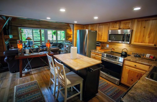Robbinsville Cabin | Luxury Cabin Retreat – Dog-Friendly, Cozy, Great Wi-Fi and an amazing Jacuzzi!