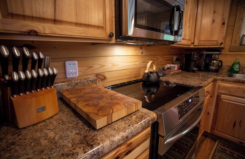 Robbinsville Cabin | Luxury Cabin Retreat – Dog-Friendly, Cozy, Great Wi-Fi and an amazing Jacuzzi!