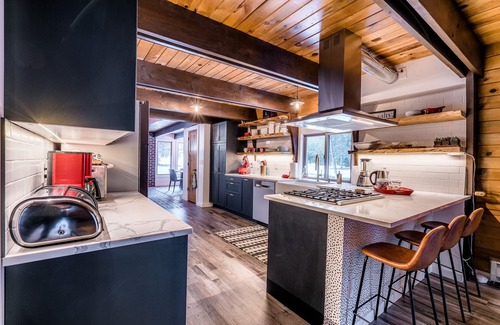 Plain House | Luxury Cabin Retreat ON the River - Complete Renovation - Perfectly Located