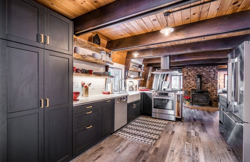 Plain House | Luxury Cabin Retreat ON the River - Complete Renovation - Perfectly Located