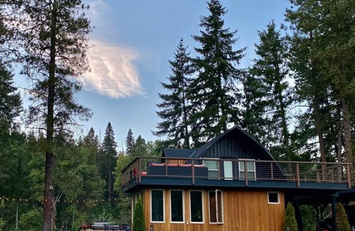 Plain House | Luxury Cabin Retreat ON the River - Complete Renovation - Perfectly Located