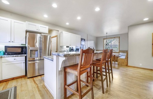 Mountain Home House | Luxury cabin, Sleeps 14, HOT TUB