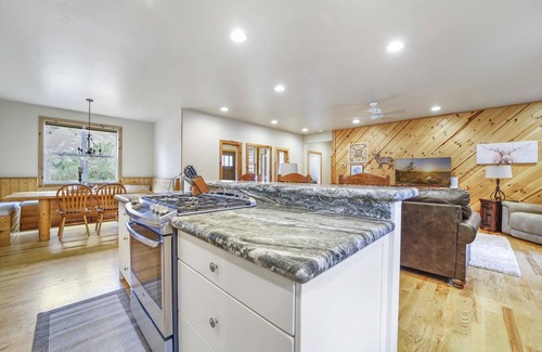 Mountain Home House | Luxury cabin, Sleeps 14, HOT TUB