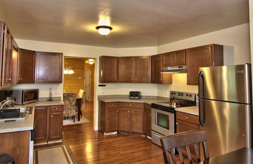 Hickory Hills Cabin | Luxury Cabin Sleeps 22 w/Game Room,HOT TUB,FIRE PIT,BB Court! 5min to SKI SLOPES