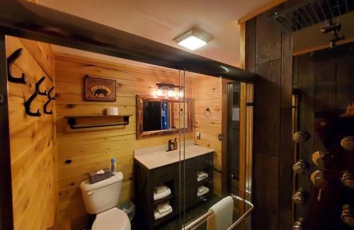 Wellington House | Luxury Cabin w/Game Room & Hot Tub at Cave Run Lake