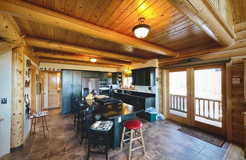 Red Lodge Cabin | Luxury Cabin w/Hot Tub, Fireplace, Minutes to Skiing