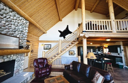 Red Lodge Cabin | Luxury Cabin w/Hot Tub, Fireplace, Minutes to Skiing