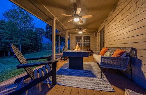 Sevierville House | Luxury Cabin w Hot Tub Games Views await