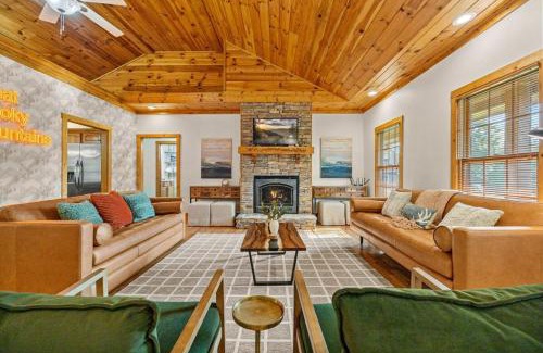 Sevierville House | Luxury Cabin w Hot Tub Games Views await