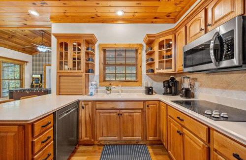 Sevierville House | Luxury Cabin w Hot Tub Games Views await