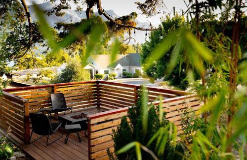 Stevenson House | Luxury Cabin with Outdoor Tub ArtBliss III