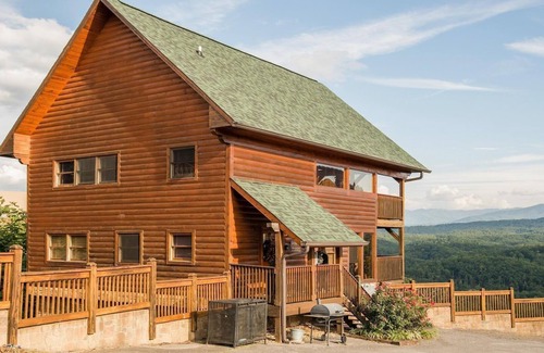 Gatlinburg - Pigeon Forge Cabin | 'Luxury Cabin with Unforgettable Views'- Starr Crest Resort