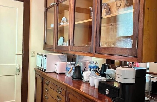 Fox Point Apartment | Luxury California King 1 Bedroom at Hale House