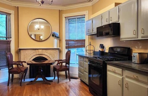 Fox Point Apartment | Luxury California King 1 Bedroom at Hale House