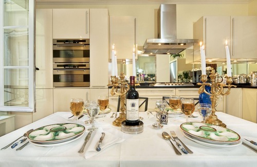8th Arrondissement Apartment | Luxury, Calm & Elegance in the heart of the Champs-Elysées with Champagne !