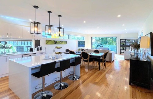 Camberwell House | Luxury Camberwell 3BR Retreat | Sunny Deck & Yard