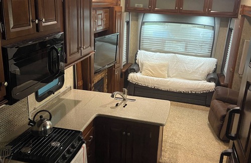 Muddy Pond House | Luxury Camping in A spacious RV ,nWith plenty of room and king size bed,