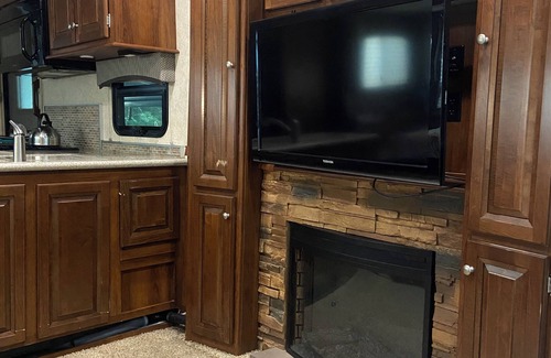 Muddy Pond House | Luxury Camping in A spacious RV ,nWith plenty of room and king size bed,