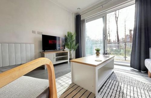 Hemel Hempstead Apartment | Luxury Canal-side Apartment, Hemel Hempstead, Free parking, Perfect for Contractors