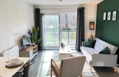 Hemel Hempstead Apartment | Luxury Canal-side Apartment, Hemel Hempstead, Free parking, Perfect for Contractors