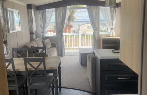 Isle of Grain Apartment | Luxury Caravan with decking and a sea view at Kent coast