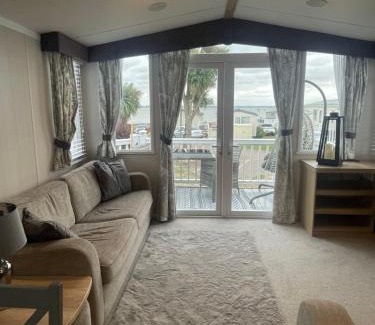 Isle of Grain Apartment | Luxury Caravan with decking and a sea view at Kent coast