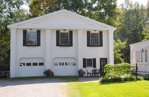 Cape Vincent Apartment | Luxury Carriage House on Maple Grove Estate