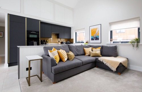 Bosham House | Luxury Cedar Lodge & Pool House