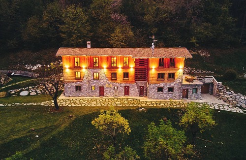 Civenna Ski Chalet | Luxury Chalet Apartment 'Bellagio Baita Treeb' with Lake View, Private Terrace and Wi-Fi