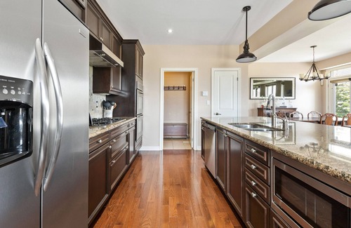 Craigleith Ski Chalet | Luxury Chalet w Hot Tub-Steps to Beach/Mountains
