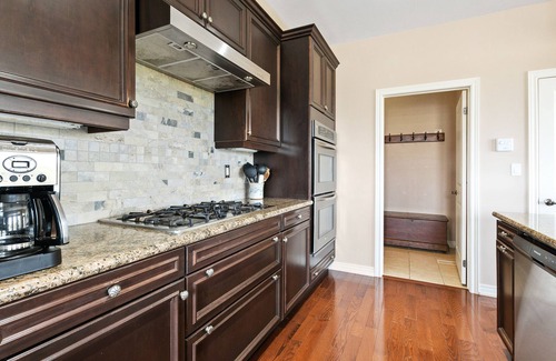 Craigleith Ski Chalet | Luxury Chalet w Hot Tub-Steps to Beach/Mountains